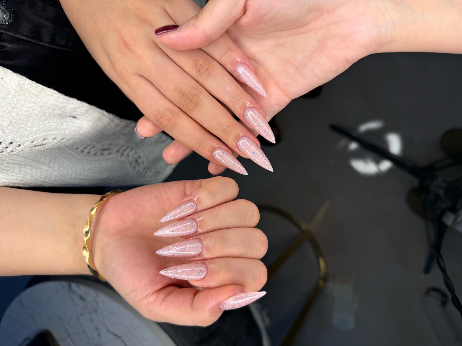 Simli pembe jel tırnak modeli